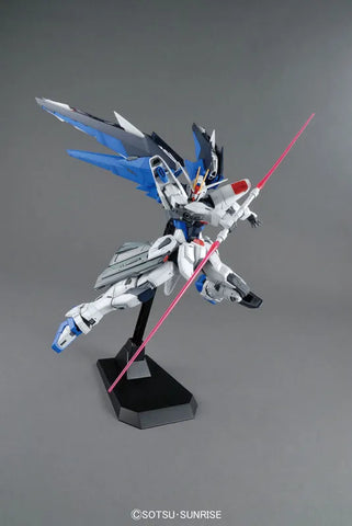 Bandai MG 1/100 : ZGMF-X10A Freedom Gundam Ver.2.0